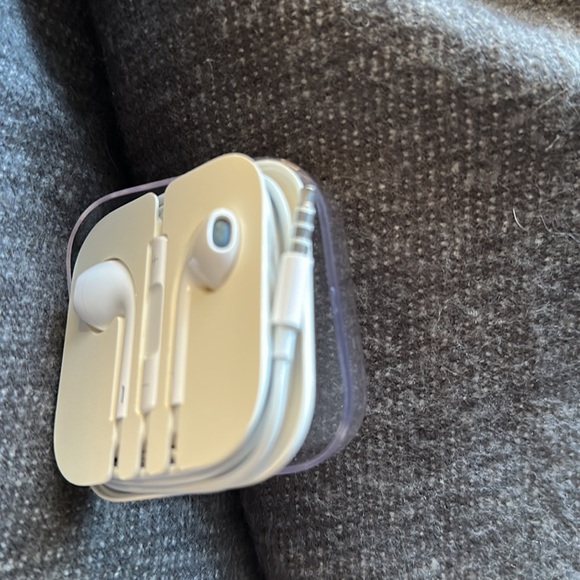 Apple EarPods with 3.5mm adaptor - Picture 4 of 4